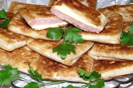 Пирожки из тонкого лаваша с сыром и ветчиной