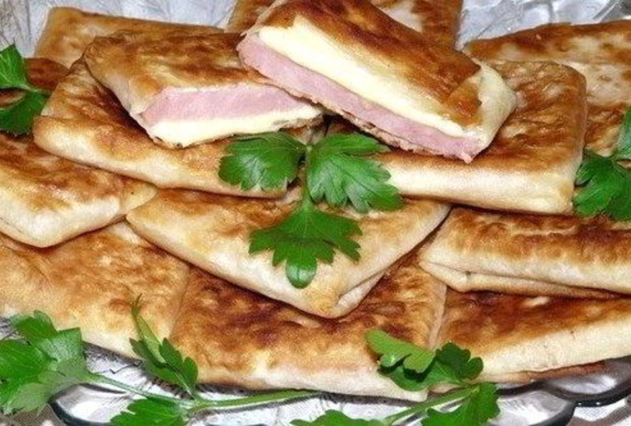 Пирожки из тонкого лаваша с сыром и ветчиной