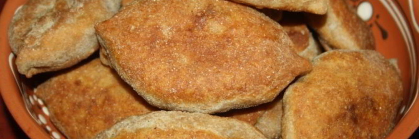 Пирожки из цельнозернового теста с картофелем, индюшатиной, маслинами и зеленью