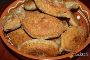 Пирожки из цельнозернового теста с картофелем, индюшатиной, маслинами и зеленью