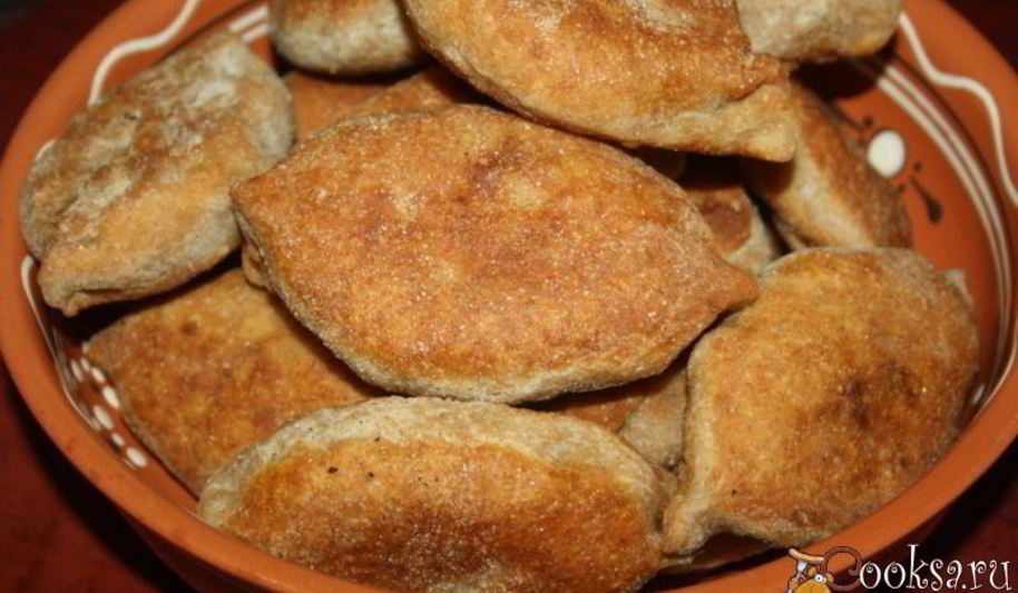 Рецепт пирожков из цельнозернового теста с картофелем, индюшатиной, маслинами и зеленью