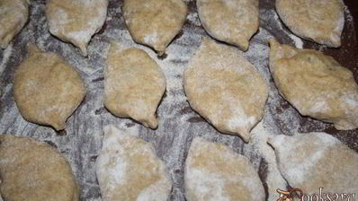 пирожки из цельнозернового теста с картофелем, индюшатиной, маслинами и зеленью