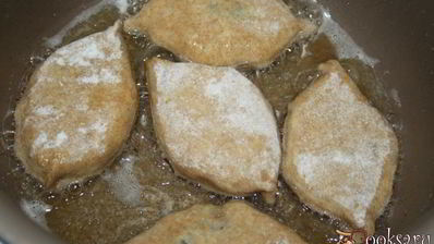 пирожки из цельнозернового теста с картофелем, индюшатиной, маслинами и зеленью