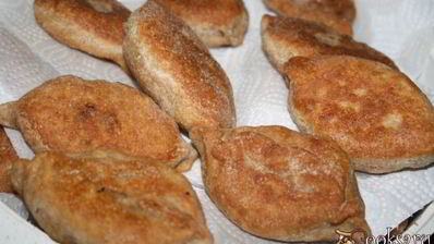 пирожки из цельнозернового теста с картофелем, индюшатиной, маслинами и зеленью