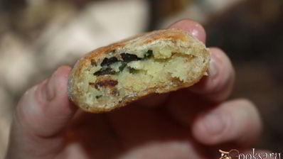 пирожки из цельнозернового теста с картофелем, индюшатиной, маслинами и зеленью