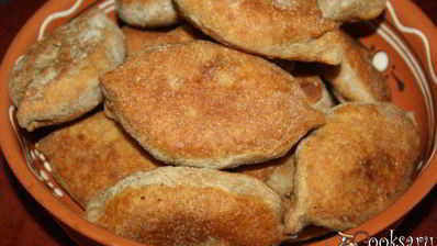 пирожки из цельнозернового теста с картофелем, индюшатиной, маслинами и зеленью