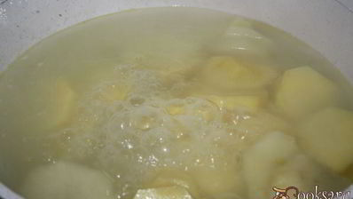 пирожки из цельнозернового теста с картофелем, индюшатиной, маслинами и зеленью