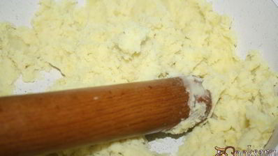 пирожки из цельнозернового теста с картофелем, индюшатиной, маслинами и зеленью