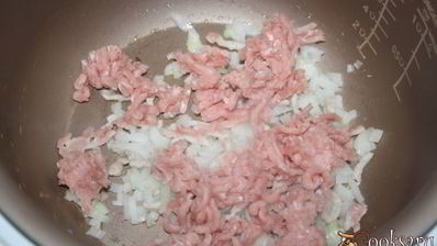 пирожки из цельнозернового теста с картофелем, индюшатиной, маслинами и зеленью