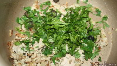 пирожки из цельнозернового теста с картофелем, индюшатиной, маслинами и зеленью