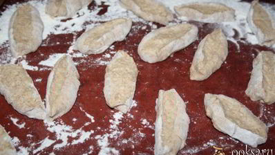 пирожки из цельнозернового теста с картофелем, индюшатиной, маслинами и зеленью