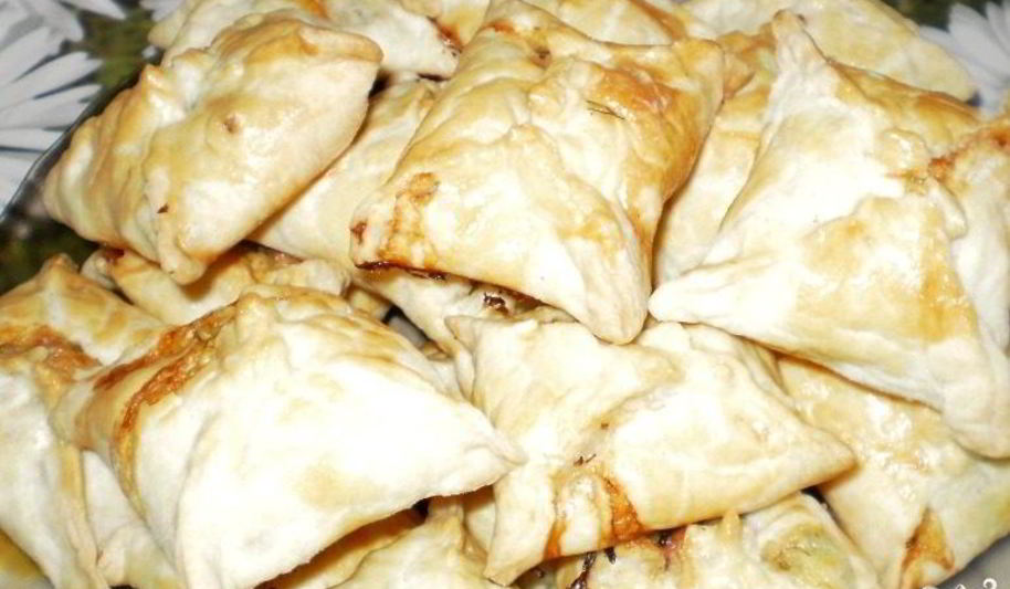 Рецепт пирожков с колбасой и сыром