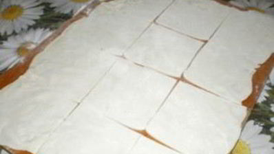 пирожки с колбасой и сыром