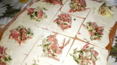 пирожки с колбасой и сыром