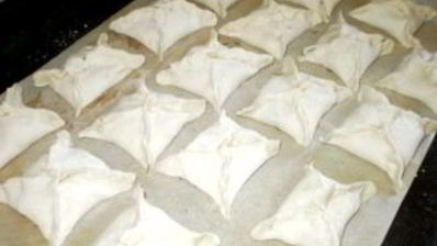 пирожки с колбасой и сыром