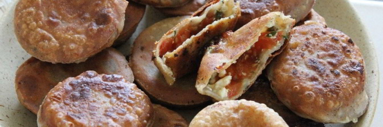 Пирожки с помидорами, творогом и козьим сыром