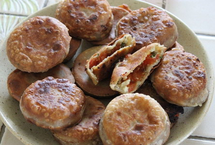 Пирожки с помидорами, творогом и козьим сыром