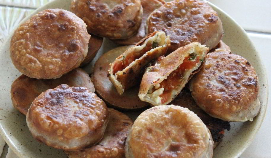 Рецепт пирожков с помидорами, творогом и козьим сыром