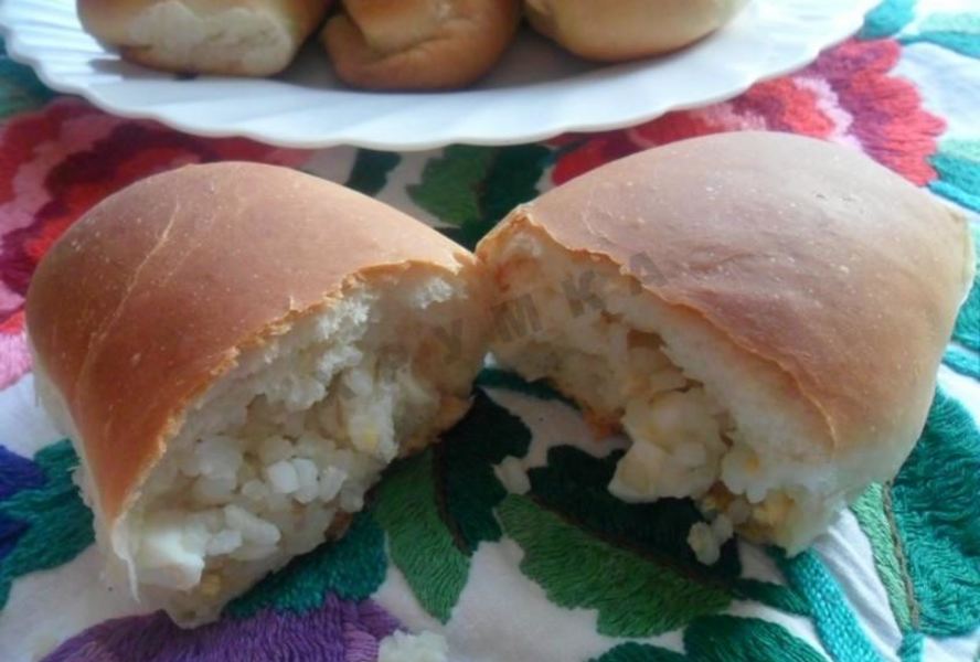 Пирожки с рисом и яйцом в духовке