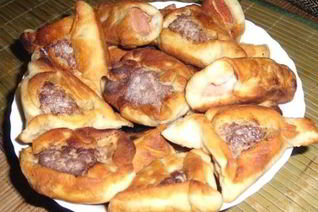 Пирожки с сырно-колбасной начинкой из песочного дрожжевого теста