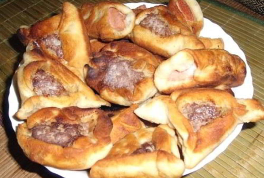 Пирожки с сырно-колбасной начинкой из песочного дрожжевого теста