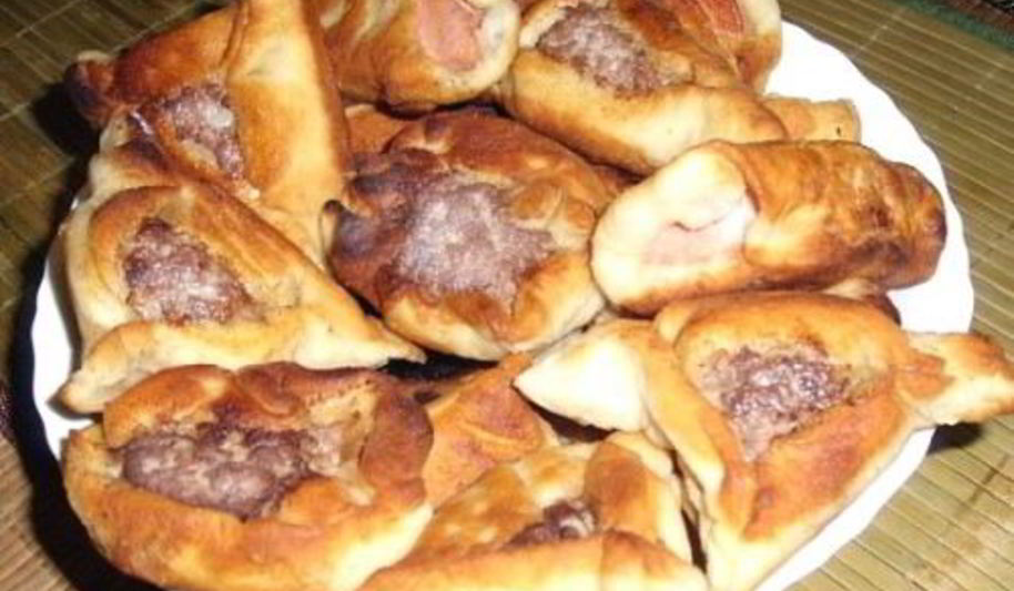 Рецепт пирожков с сырно-колбасной начинкой из песочного дрожжевого теста
