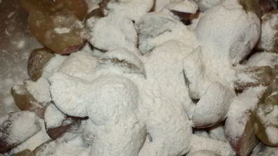 пирожки с виноградом, и персиками