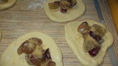 пирожки с виноградом, и персиками