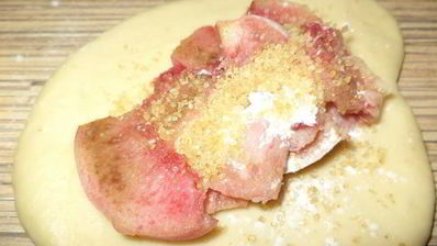 пирожки с виноградом, и персиками