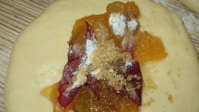 пирожки с виноградом, и персиками