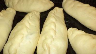 пирожки с виноградом, и персиками