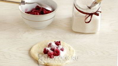 пирожки с вишней из дрожжевого теста