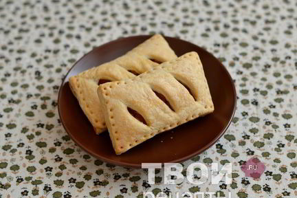 Пирожки с яблоками из слоеного теста