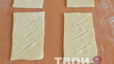 пирожки с яблоками из слоеного теста