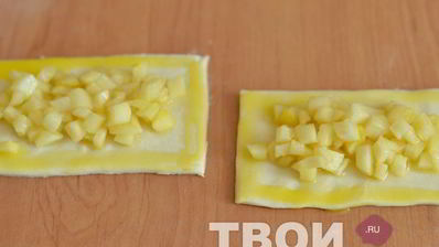 пирожки с яблоками из слоеного теста