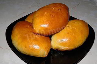 Сдобные дрожжевые пирожки с яйцом и луком