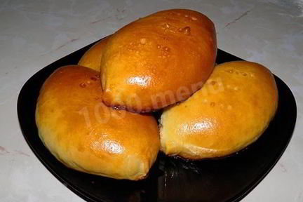 Сдобные дрожжевые пирожки с яйцом и луком