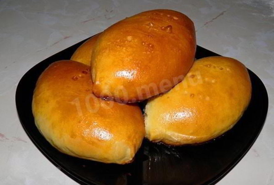 Сдобные дрожжевые пирожки с яйцом и луком