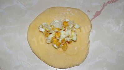 сдобные дрожжевые пирожки с яйцом и луком