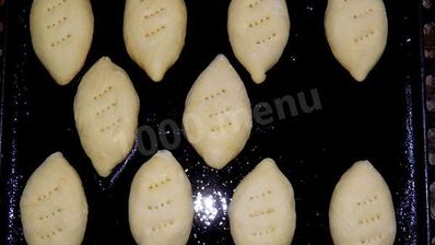 сдобные дрожжевые пирожки с яйцом и луком