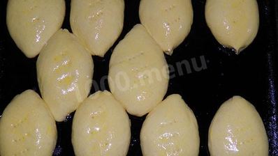 сдобные дрожжевые пирожки с яйцом и луком