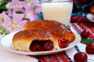 Сдобные пирожки с вишней