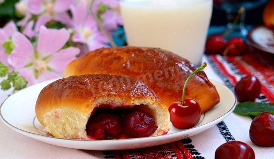 Рецепт сдобных пирожков с вишней
