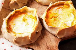 Скландраусис — ржаные открытые пирожки с картофельно морковной начинкой