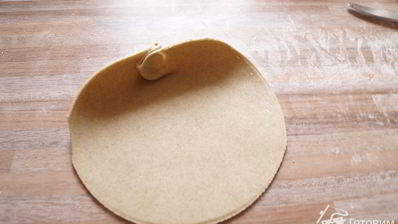 скландраусис — ржаные открытые пирожки с картофельно морковной начинкой