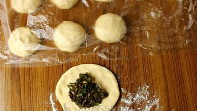 сладкие жареные пирожки со щавелем