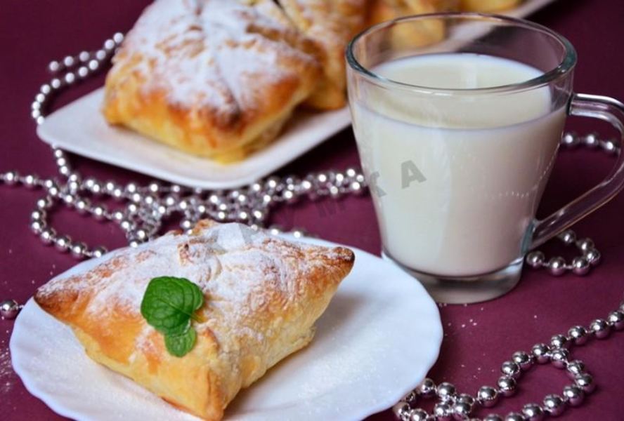 Слоеные пирожки конвертики с яблоками в духовке