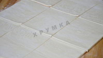 слоеные пирожки конвертики с яблоками в духовке