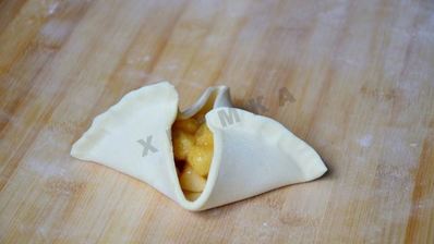 слоеные пирожки конвертики с яблоками в духовке