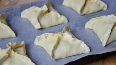 слоеные пирожки конвертики с яблоками в духовке